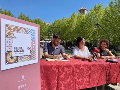 Gisbert amb Colell i Prat en la presentació del programa a mitjans a la plaça del Camp
