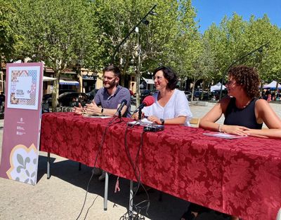 Gisbert amb Colell i Prat en la presentació del programa a mitjans a la plaça del Camp