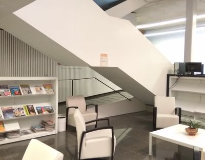 La biblioteca solsonina adaptarà amb mobiliari nou les zones infantil i de premsa diària