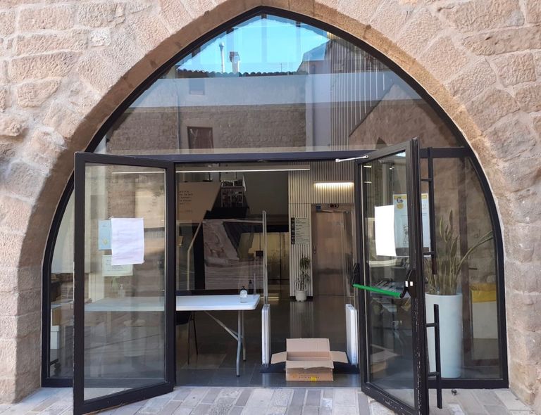 La biblioteca solsonina amplia els serveis però continua atenent des de la porta