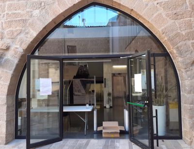 La biblioteca solsonina amplia els serveis però continua atenent des de la porta