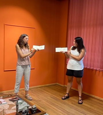 La sessió serà conduïda per les mediadores literàries Violeta Caballol i Mireia Sala