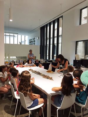 La biblioteca solsonina treu la literatura infantil a diferents indrets del nucli antic en la tercera edició del ‘Conta-rondes’