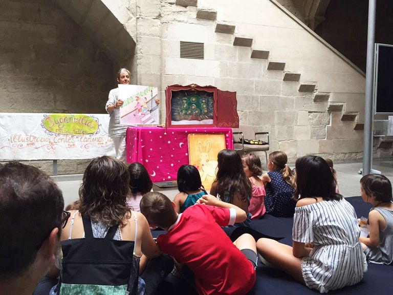 La biblioteca solsonina treu la literatura infantil a diferents indrets del nucli antic en la tercera edició del ‘Conta-rondes’