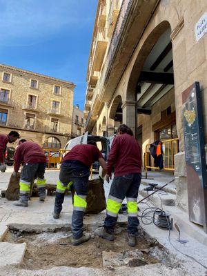 Actuacions de millora del paviment a la plaça Major i de senyalització de l'estacionament regulat a la plaça de Sant Roc