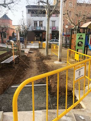 La brigada municipal de Solsona suprimeix barreres arquitectòniques a la plaça del Camp