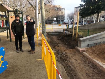 La brigada municipal de Solsona suprimeix barreres arquitectòniques a la plaça del Camp
