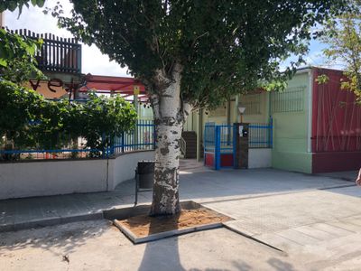 La brigada municipal suprimeix les barreres arquitectòniques a l’entorn de l’entrada de l’escola El Vinyet  