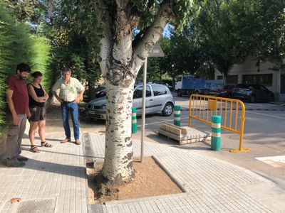 La brigada municipal suprimeix les barreres arquitectòniques a l’entorn de l’entrada de l’escola El Vinyet  