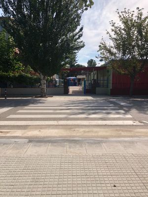 La brigada municipal suprimeix les barreres arquitectòniques a l’entorn de l’entrada de l’escola El Vinyet  