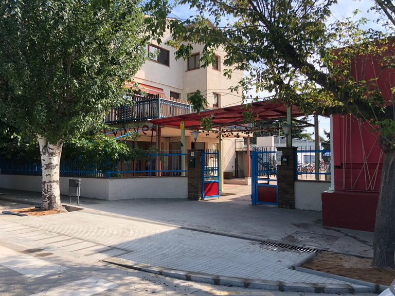 La brigada municipal suprimeix les barreres arquitectòniques a l’entorn de l’entrada de l’escola El Vinyet  