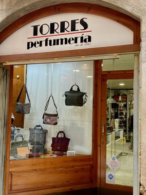 Kiko Nova és la nova cara darrere el taulell de Torres Perfumeria i Complements