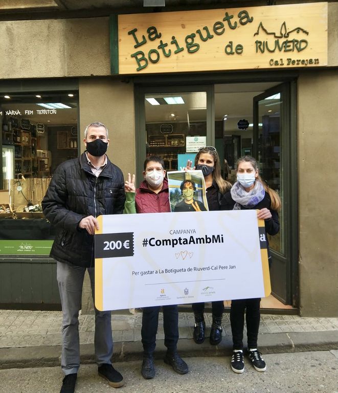 La confiança d’Elis Colell en el petit comerç es premia amb 200 euros per gastar a La Botigueta de Riuverd