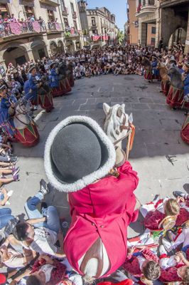 Abel Florido pintant l’aquarel·la guanyadora de l’any passat a la plaça de Sant Salvador, i Víctor Pisa i Jordi Sendarrubias, amb les fotos seleccionades