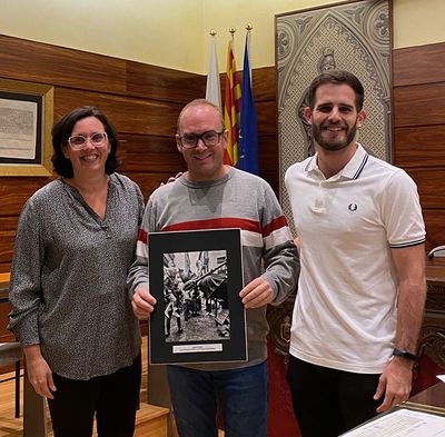 Abel Florido pintant l’aquarel·la guanyadora de l’any passat a la plaça de Sant Salvador, i Víctor Pisa i Jordi Sendarrubias, amb les fotos seleccionades