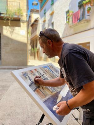 Abel Florido pintant l’aquarel·la guanyadora de l’any passat a la plaça de Sant Salvador, i Víctor Pisa i Jordi Sendarrubias, amb les fotos seleccionades