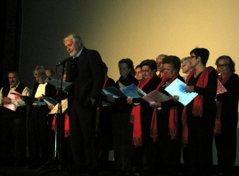 La gent gran de la comarca celebra a Solsona la seva festa nadalenca amb poemes, música i màgia  