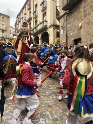 La imatgeria festiva solsonina torna a sortir al carrer per rebre el bisbe Francesc Conesa