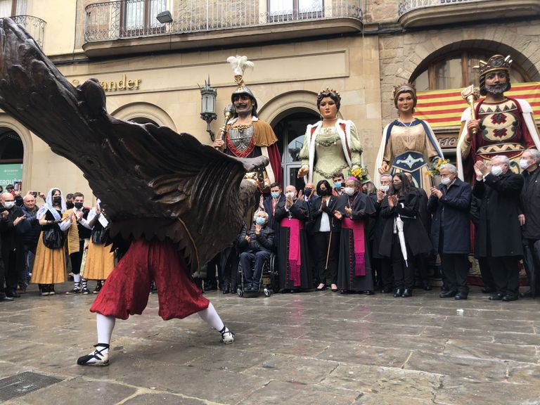 La imatgeria festiva solsonina torna a sortir al carrer per rebre el bisbe Francesc Conesa