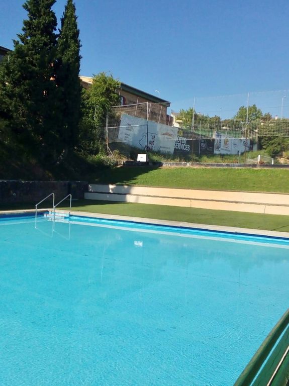 La inestabilitat del mur de l’institut obliga a tancar la petita de les piscines municipals  