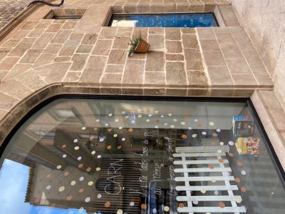Tothom és convidat a crear artefactes poètics per deixar al carrer el dia 21