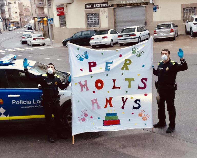 La Policia Local de Solsona felicita l’aniversari dels infants mentre duri el confinament