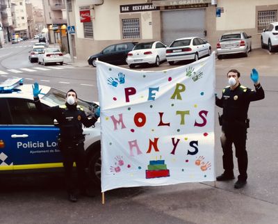 La Policia Local de Solsona felicita l’aniversari dels infants mentre duri el confinament