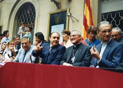 (Arxiu. Fons municipal) El compositor va rebre un reconeixement de l’Ajuntament durant la Festa Major del 1988. A la foto, al costat de l’alcalde Ramon Llumà  