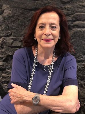 L'autora i el cartell de la presentació a la biblioteca solsonina