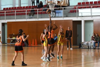 Foto 1: El CF Solsona és un dels clubs cada any beneficiaris d'aquests ajuts. Foto 2 (Lluís Closa): El CB Solsona és una de les onze entitats subvencionades l’any passat 