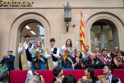 (AUTORIA: De Cop Mèdia per a l'Ajuntament) Representants del pubillatge de l'any passat per Festa Major 