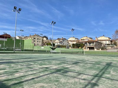 Les instal·lacions de tennis municipals de Solsona es doten d’una pista de moqueta