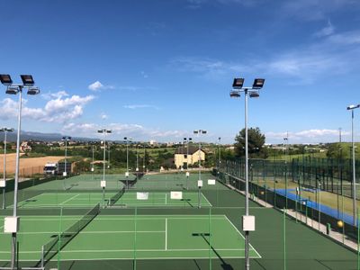 Les pistes de tennis, les úniques instal·lacions esportives a l’aire lliure que obre l’Ajuntament de Solsona