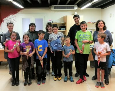 Els cinc finalistes, acompanyats de mares i germans