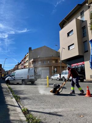 La brigada aprofita aquesta actuació per a repassar tota la senyalització horitzontal del vial