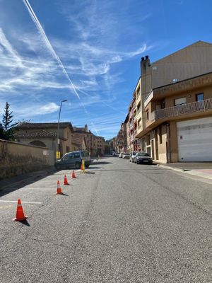 La brigada aprofita aquesta actuació per a repassar tota la senyalització horitzontal del vial