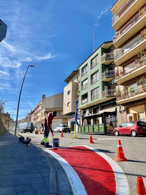 La brigada aprofita aquesta actuació per a repassar tota la senyalització horitzontal del vial