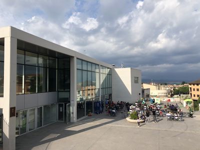 L'activitat es duu a terme a l'auditori de la sala polivalent