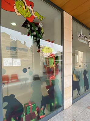 D’esquerra a dreta, el regidor Ramon Montaner amb els guanyadors, Mariona Viladrich (Garric Garrac); Joan Gilibets i Leonor Roure (Òptica Roure), i Lina López i Javi Jiménez (La pica dels gossos)