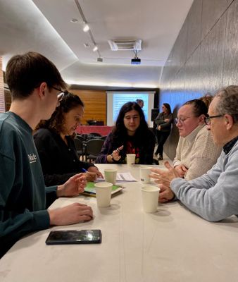 Prop d'una trentena de persones han participat a la sessió deliberativa