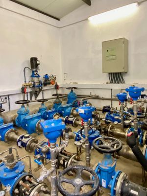 El regidor de Serveis Municipals i l’enginyer comprovant el nou sistema al distribuïdor d’aigua