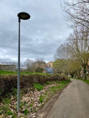 El regidor de Serveis Municipals i l’enginyer comprovant el nou sistema al distribuïdor d’aigua