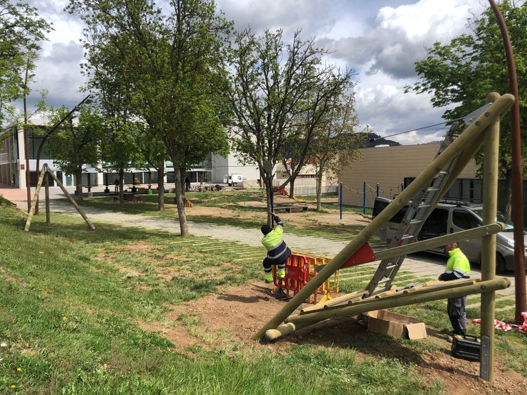 Solsona amplia el parc infantil del Casal Cívic amb una tirolina a petició del Consell d’Infants
