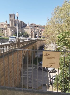 Carme Cusí i Dolors Riu, del SOM, amb el regidor de Cultura, Albert Colell, a la plaça de Ribera