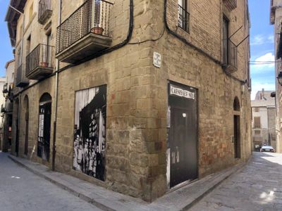 Solsona embelleix aparadors en desús del principal eix comercial amb fotos d’establiments històrics