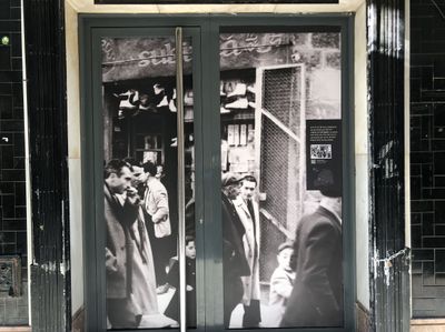Solsona embelleix aparadors en desús del principal eix comercial amb fotos d’establiments històrics