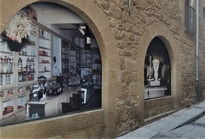Solsona embelleix aparadors en desús del principal eix comercial amb fotos d’establiments històrics