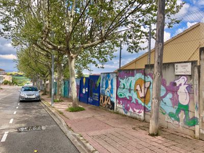 Solsona fa una crida a les entitats per embellir el mur del camp de futbol del carrer de Salvador Espriu