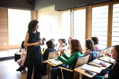 (AUTORA: Aida Majoral, de RdeRojo) La norantena d'assistents va aprofitar la jornada per fer 'networking'