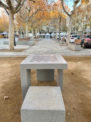 El primer element d'aquest tipus és a la plaça del Camp